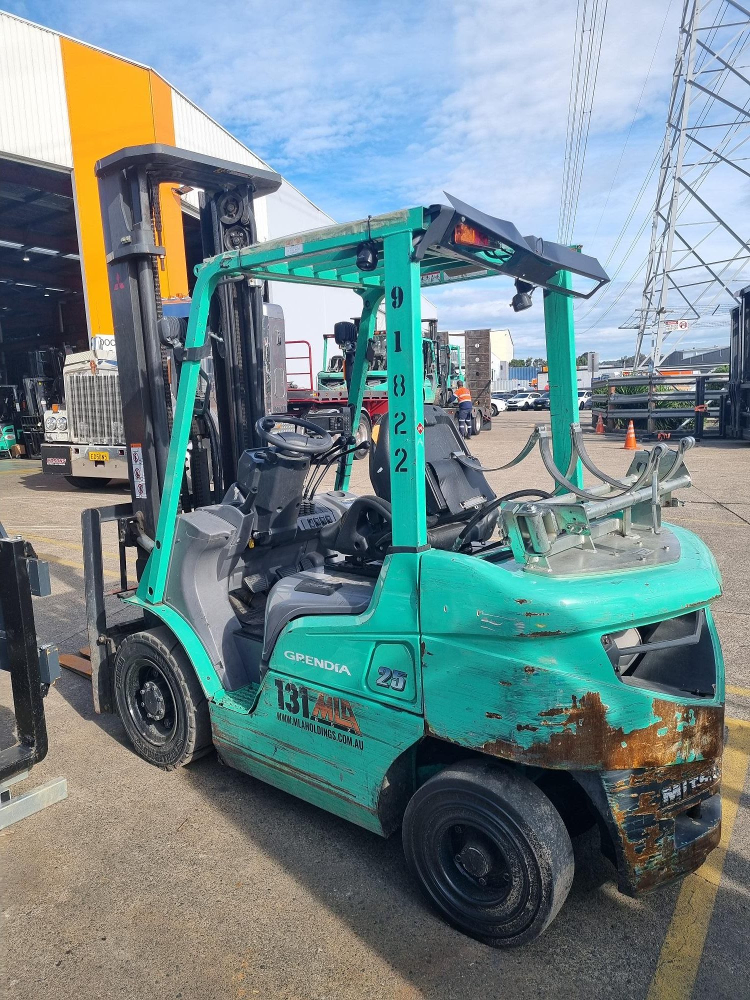 Mitsubishi 2.5T LPG Counterbalance Forklift with a 3-Stage Mast to 6m